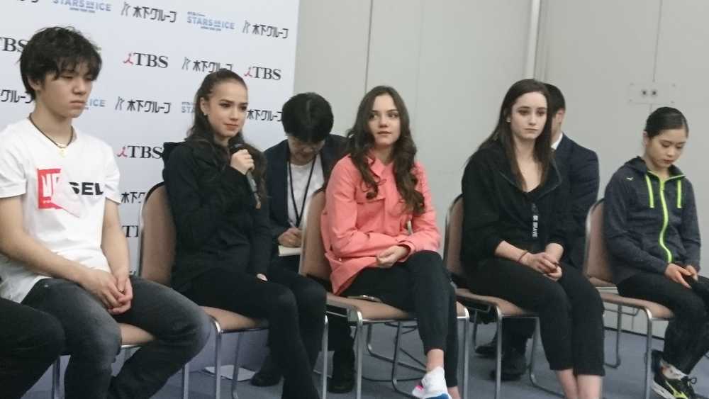 アイスショーの会見に出席した（前列左から）宇野、ザギトワ、メドベージェワ