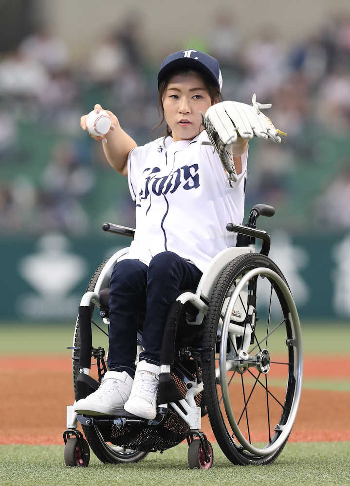 桃佳が始球式　平昌パラで５個メダル獲得「新鮮で楽しかった」
