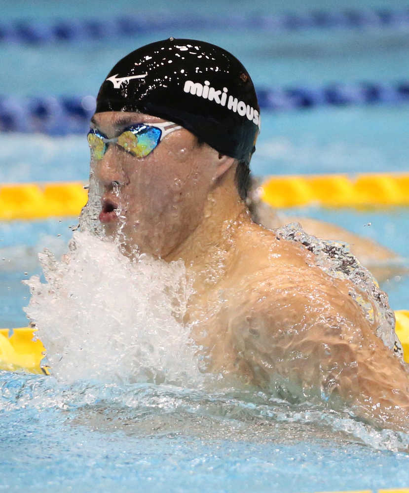 競泳日本選手権水泳男子１００メートル平泳ぎ決勝、力泳し優勝した小関