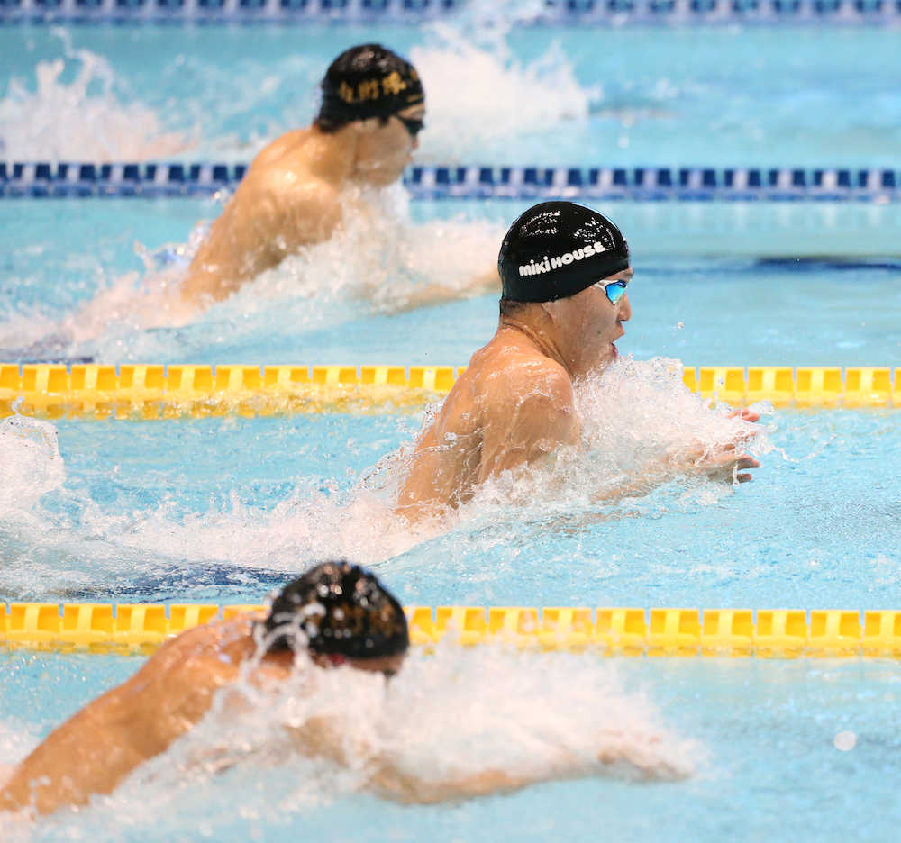 男子５０メートル平泳ぎ決勝、日本記録で優勝した小関（中）
