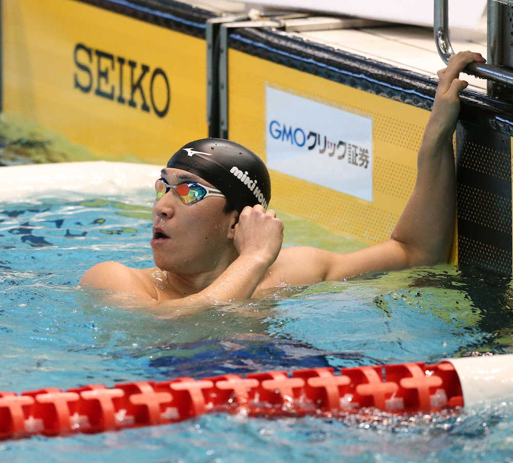 競泳日本選手権第４日、男子２００メートル平泳ぎ予選、レースを終えタイムを確認する小関也朱篤