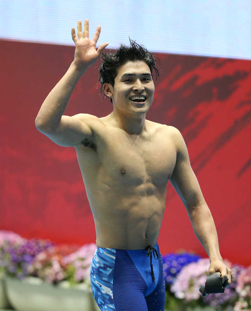 競泳日本選手権第４日　男子２００メートルバタフライ決勝、優勝した幌村は笑顔で手を振る