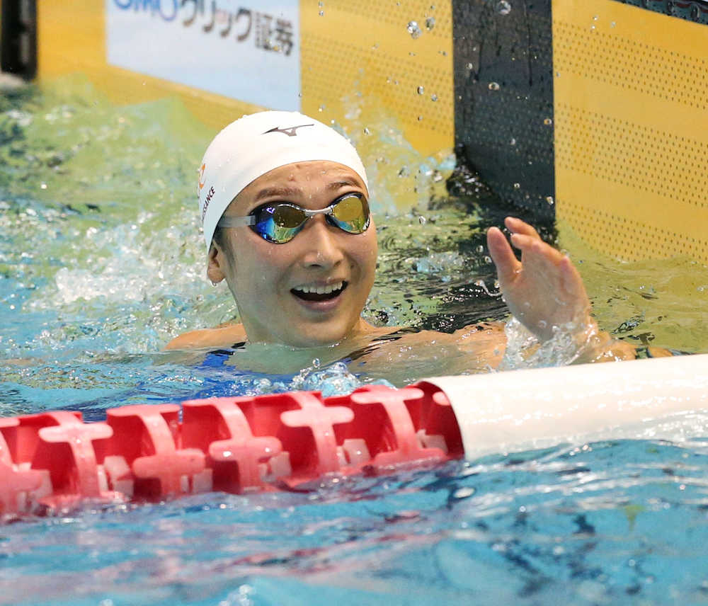 競泳日本選手権第４日　女子５０メートル自由形決勝、日本記録で優勝し笑顔の池江