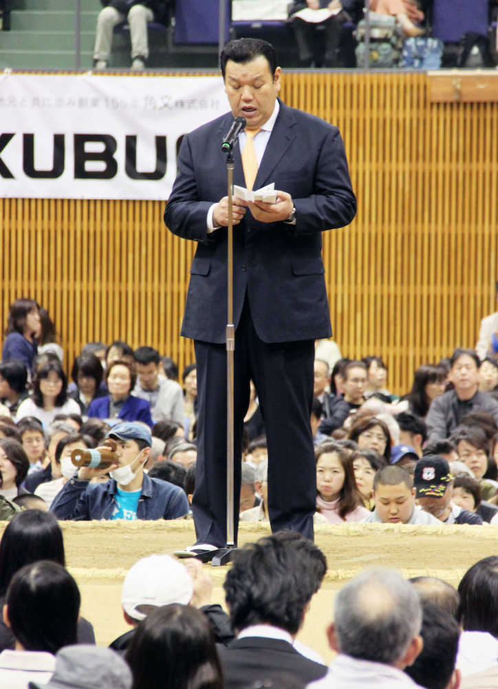愛知県刈谷市での大相撲春巡業で協会あいさつをする春日野巡業部長
