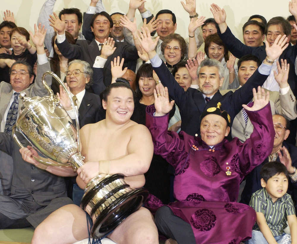 ２００６年５月、大相撲夏場所で初優勝を飾った大関白鵬の横で喜ぶ父ムンフバト氏（手前右）