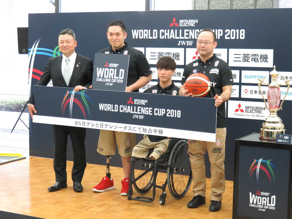 車いすバスケの国際大会「ワールドチャレンジカップ２０１８」の会見に出席した（右から）日本代表の及川ヘッドコーチ、鳥海、藤本、三菱電機の永澤常務　　　　　　　　　　　　　　　　　　　　　　　　　　　　　　　