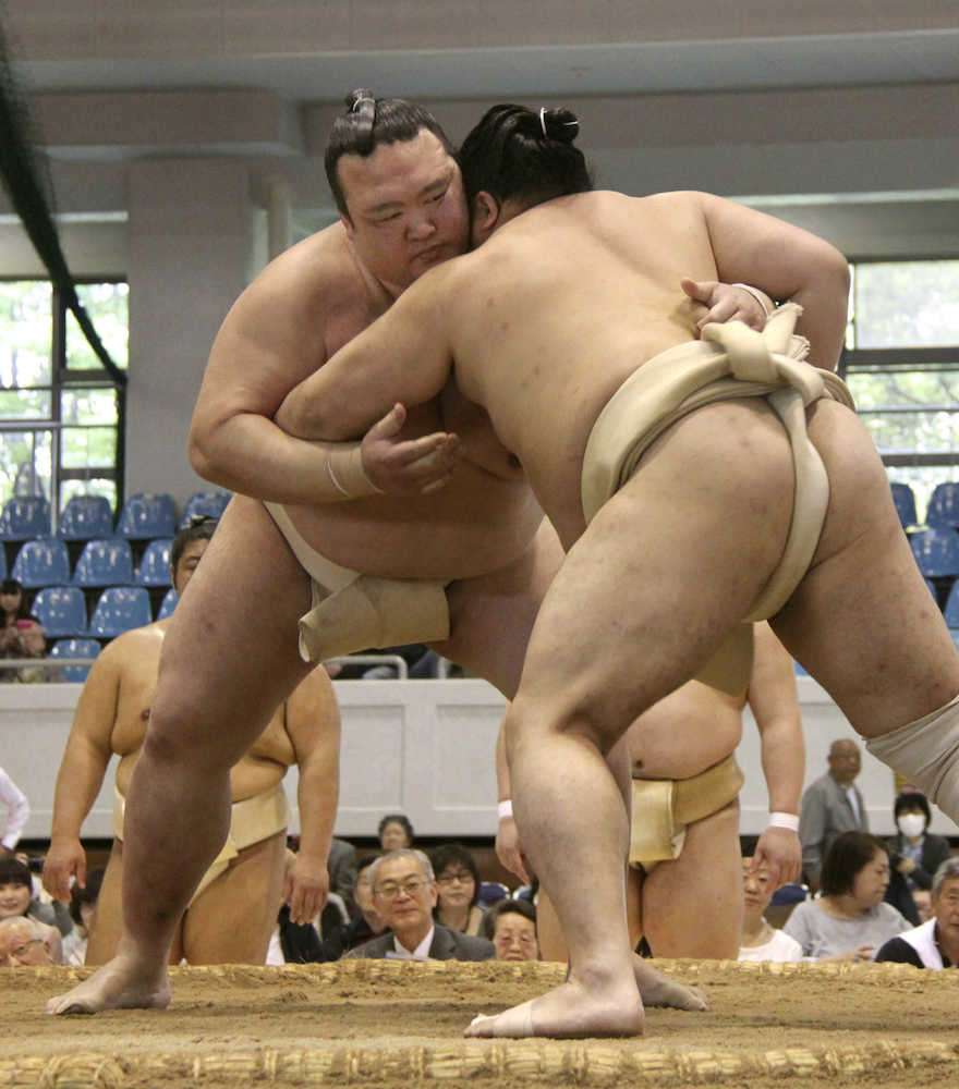 大相撲の春巡業に合流した横綱稀勢の里（左）