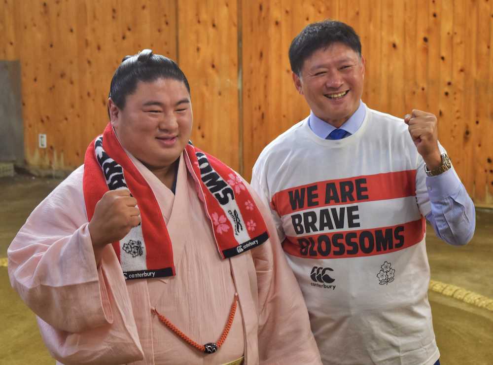 大分で行われるラグビー日本代表のＰＲでポーズをとる嘉風（左）と今泉氏