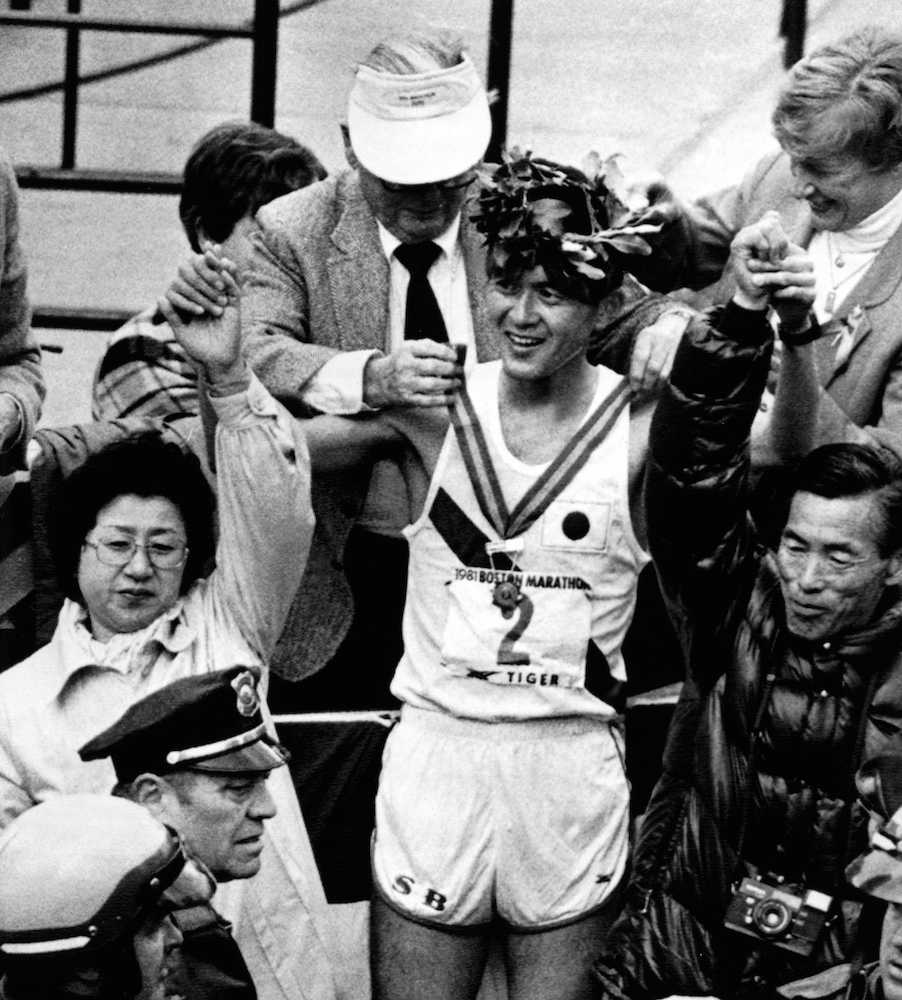 ボストン・マラソンで大会新記録の２時間９分２６秒で優勝し、月桂冠とメダルを受けた瀬古＝１９８１年４月２０日