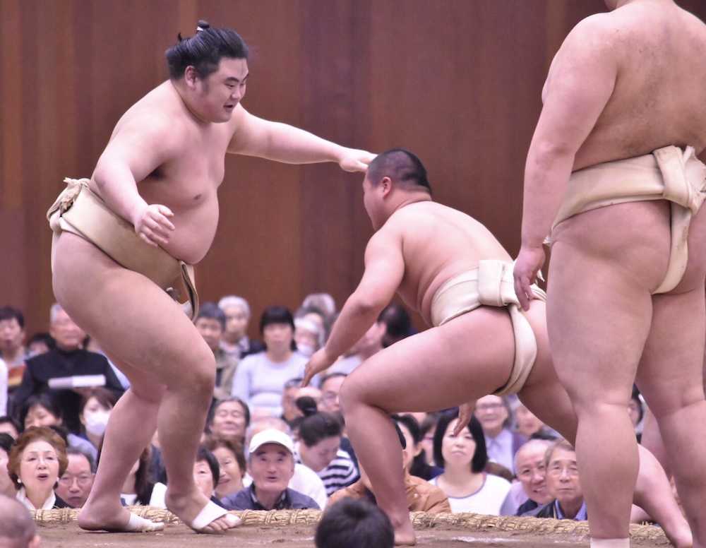 「わんぱく相撲」で児童に胸を出す隆の勝（左）