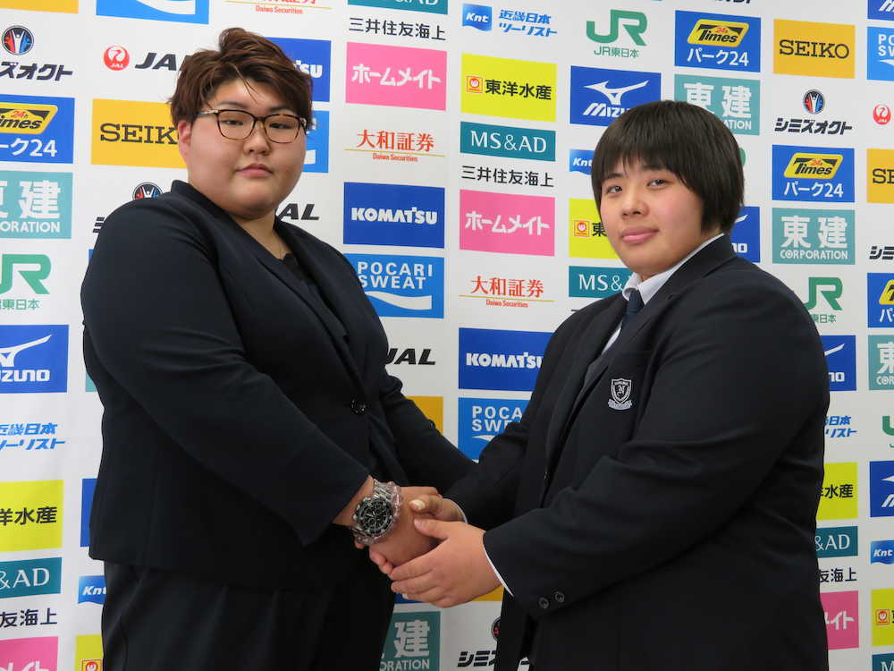 柔道全日本女子選手権前日会見に臨んだ２連覇を目指す朝比奈（左）と初出場初優勝を目指す素根