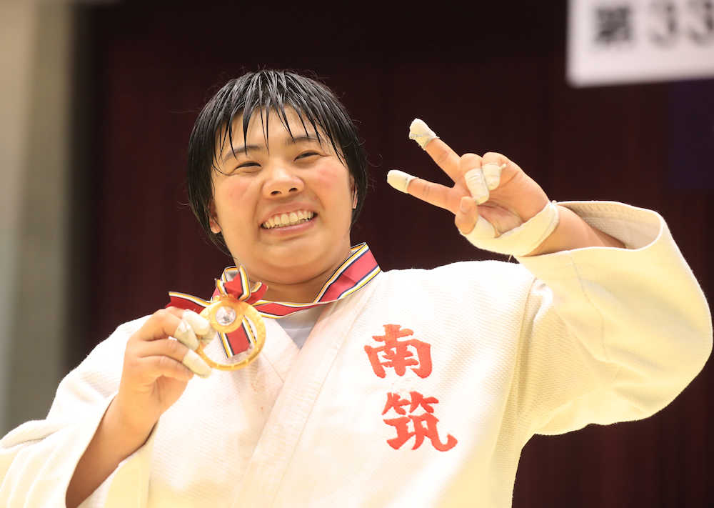 ＜皇后杯全日本女子柔道選手権大会＞初出場で初優勝した素根輝はメダルを手に笑顔　
