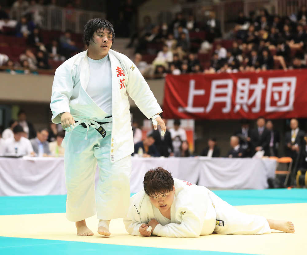 ＜皇后杯全日本女子柔道選手権大会＞準決勝、素根輝（左）は朝比奈沙羅にＧＳによる反則勝ちとなる