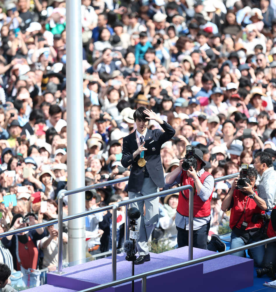 【写真特集】羽生結弦、仙台にただいま！　凱旋パレードでファン大歓声