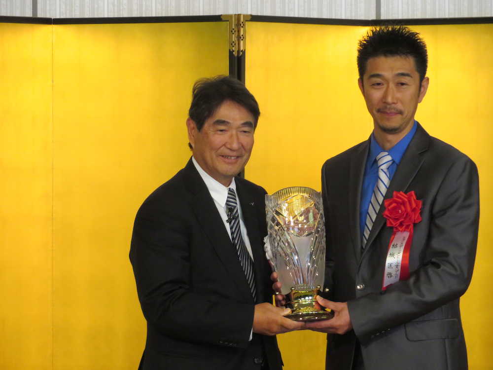 ミズノスポーツメントール賞ゴールドを受賞した結城コーチ（右）