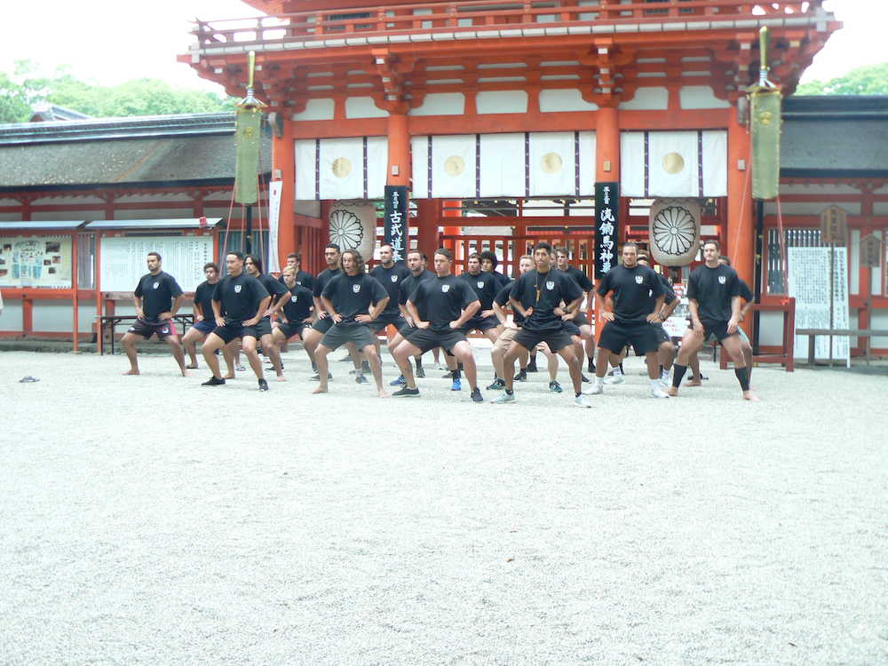 ラグビーＮＺ学生代表　関西ラグビー「第一蹴の地」下鴨神社でハカ披露