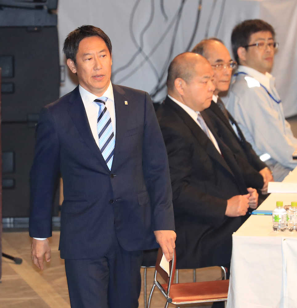 日本相撲協会の研修会で壇上に向かう鈴木スポーツ庁長官（左）、同２人目は八角理事長