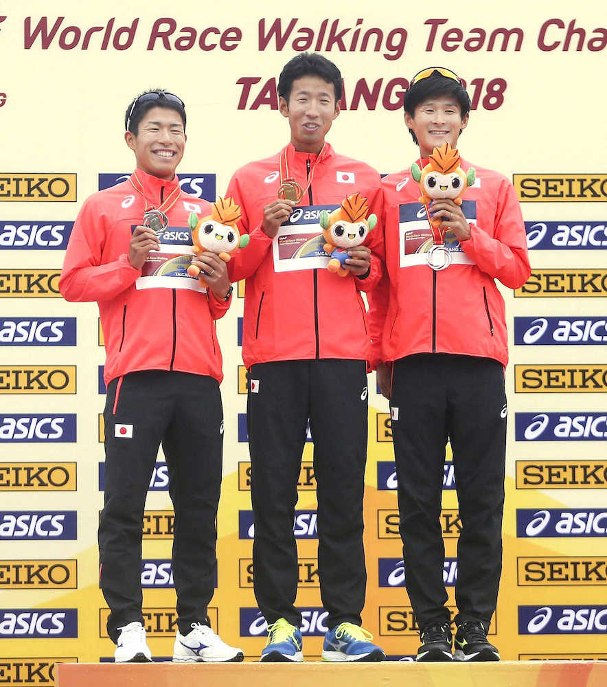 世界競歩チーム選手権男子５０キロで表彰台に上る（左から）２位の勝木、優勝した荒井、３位の丸尾