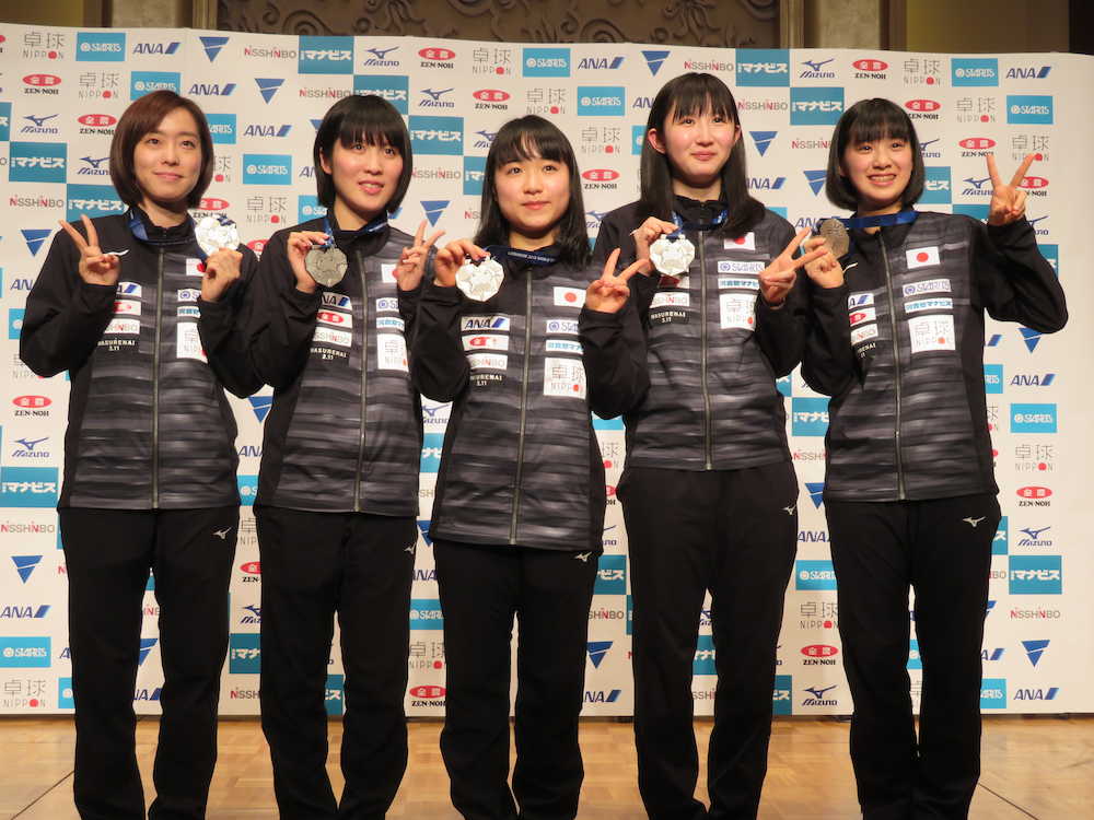 銀メダルを誇らしげに掲げる女子日本代表チーム。左から石川佳純、平野美宇、伊藤美誠、早田ひな、長崎美柚