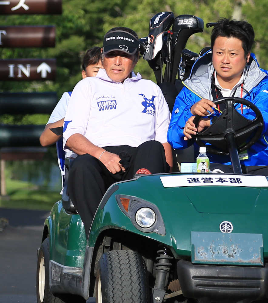 ＜日本プロゴルフ選手権２日目＞棄権しカートでクラブハウスまで戻る尾崎将司（左）