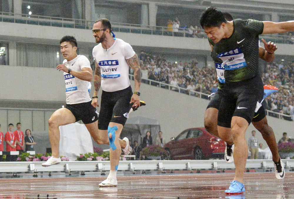 男子１００メートル　１０秒２６で最下位の９位だった桐生祥秀（左端）