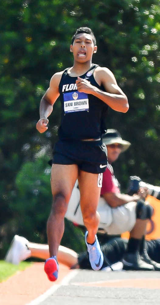 陸上の米大学地区選手権男子２００メートル予選で、右脚を痛めたサニブラウン