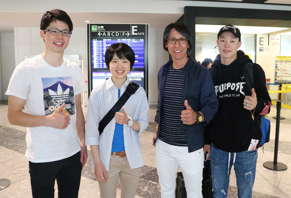 宮古島合宿に向けて新千歳空港を出発した（左から）伊藤将、伊藤有、葛西、小林