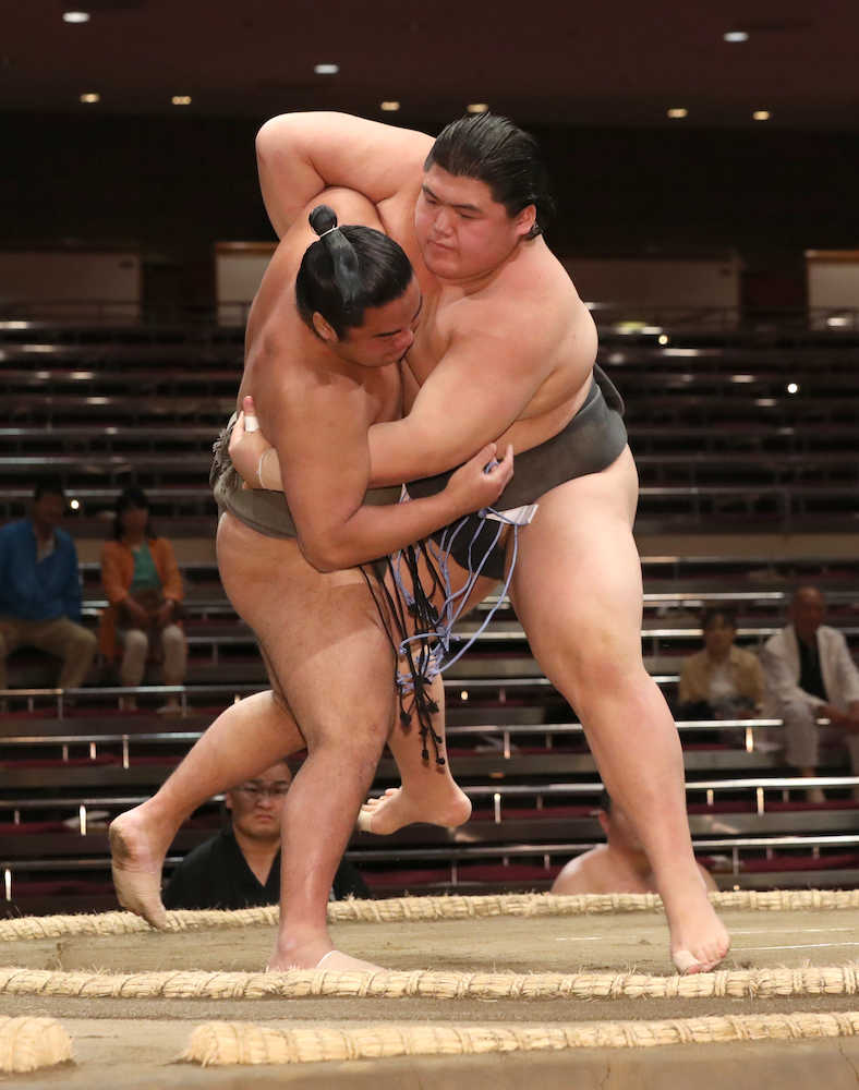 大相撲夏場所４日目、威光（左）を攻める納谷