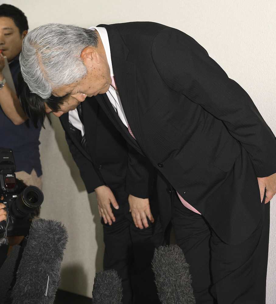 アメリカンフットボールの悪質な反則行為問題で、辞任を表明し謝罪する日大の内田正人監督