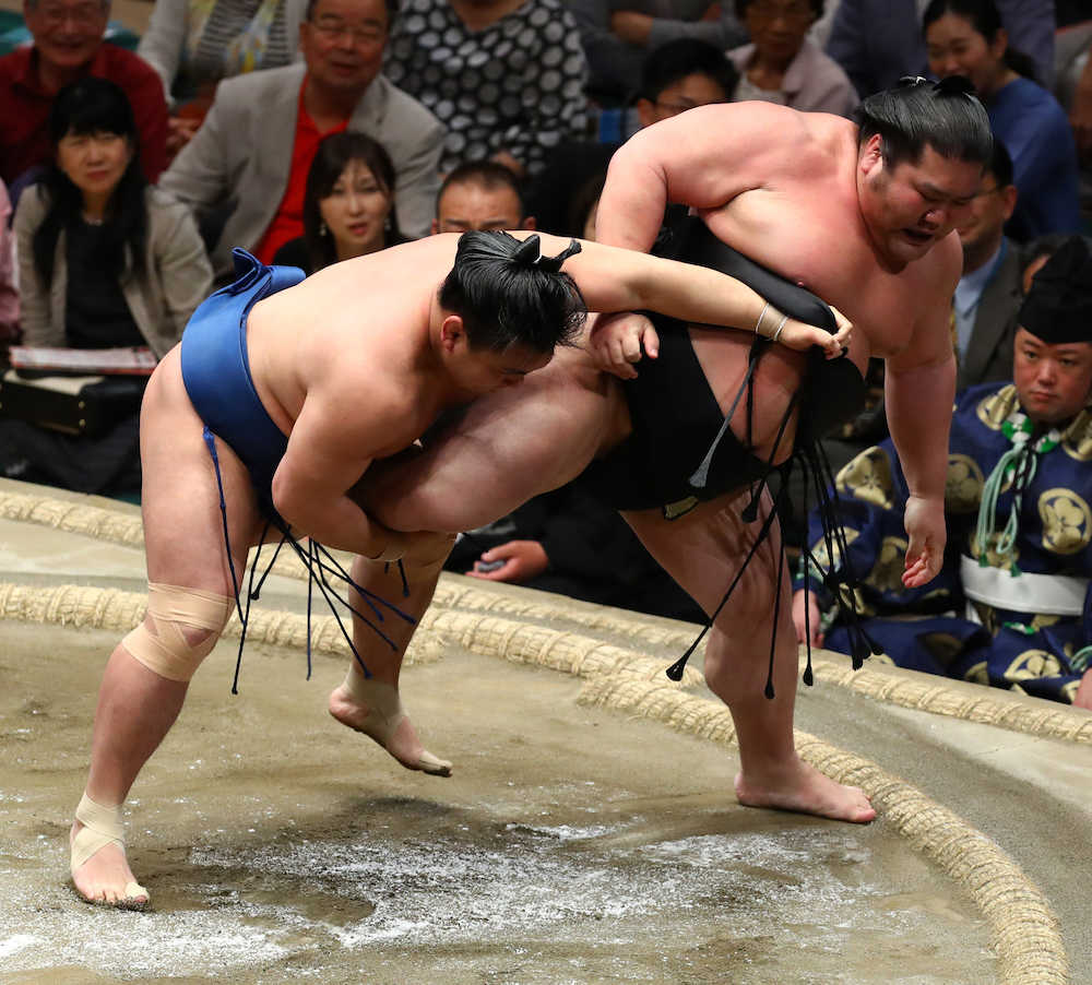 大相撲夏場所８日目　照強（左）は小づま取りで千代ノ皇を破る