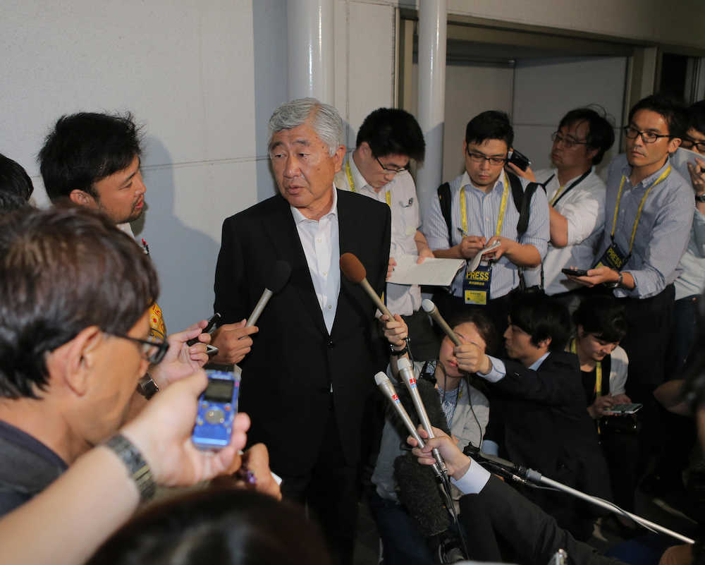 １９日、羽田空港で報道陣に囲まれる日大の内田監督