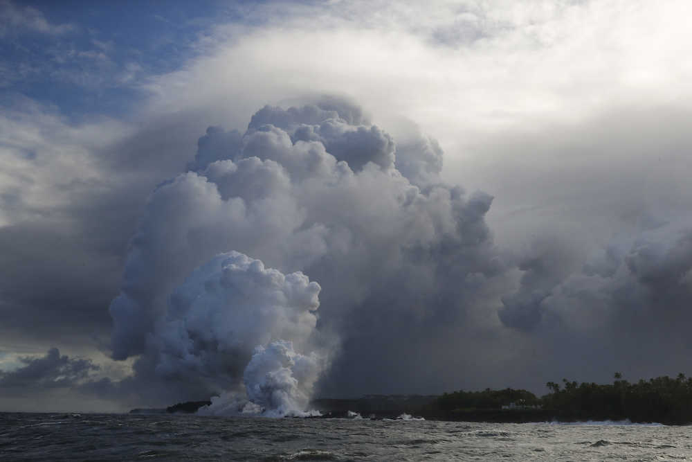 海に到達したハワイ島パホア地区の溶岩（ＡＰ）