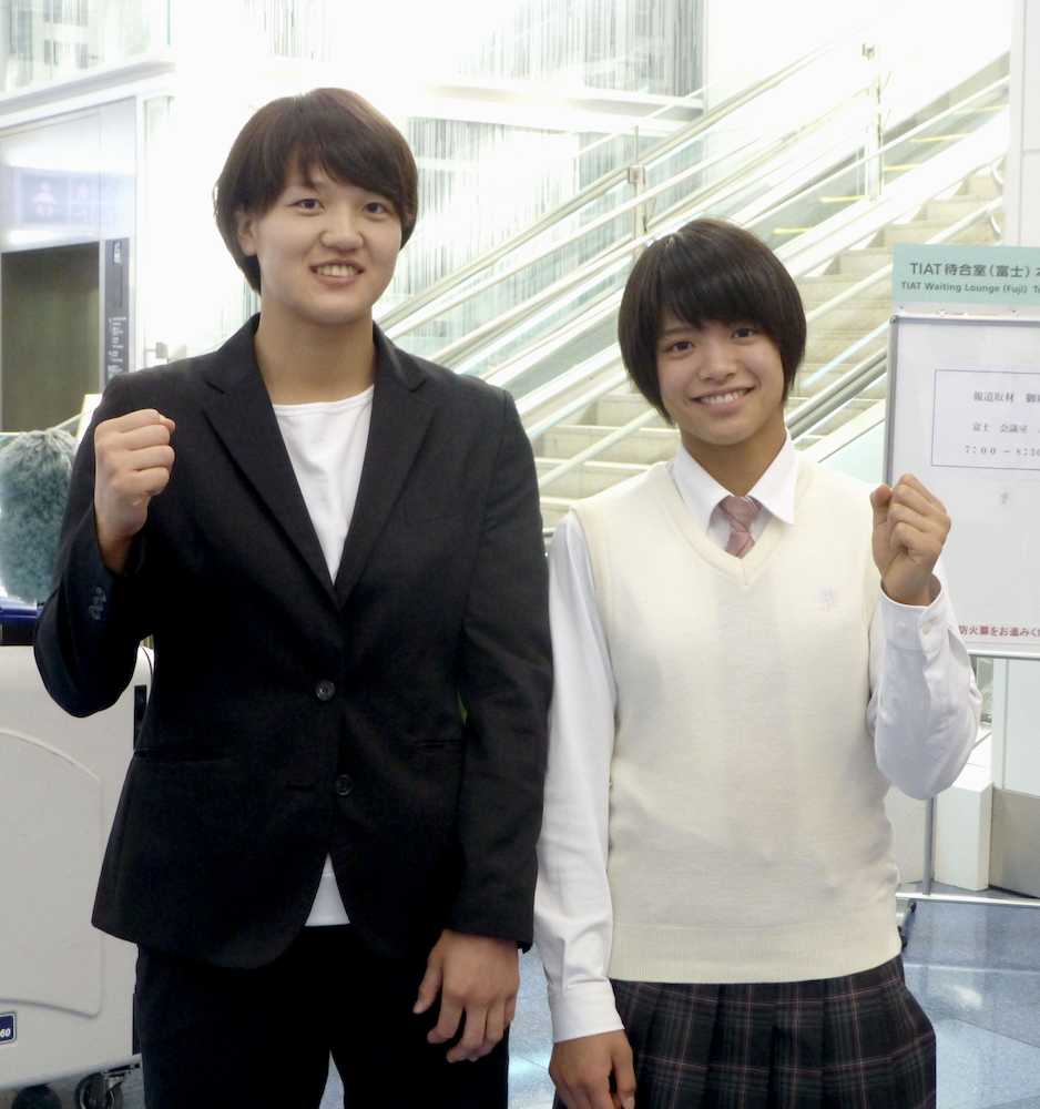 柔道グランプリ大会への出発を前にポーズをとる新井千鶴（左）と阿部詩