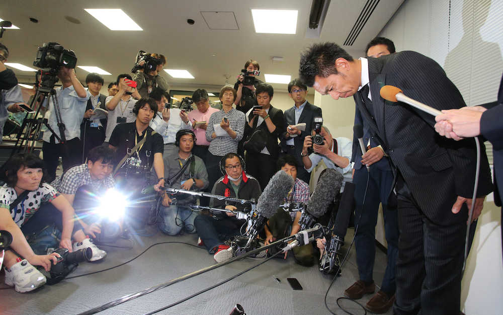 会議に出席し冒頭で謝罪した日大・森コーチは報道陣の前で深々と頭を下げる（撮影・沢田　明徳）