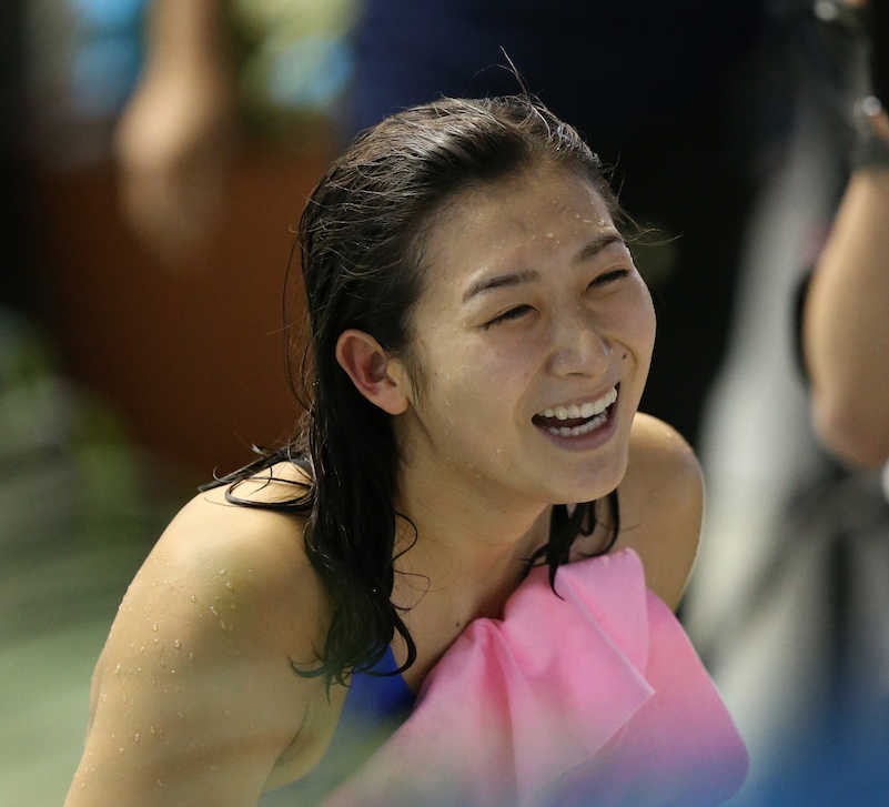 女子５０メートルバタフライ決勝、日本新記録で優勝し笑顔を見せる池江璃花子（撮影・小海途　良幹）