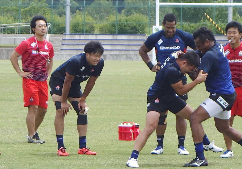ラグビー７人制男子日本代表候補を指導する岩渕総監督（左端）