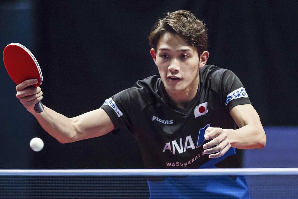 卓球の香港オープン男子シングルス決勝でプレーする吉村和