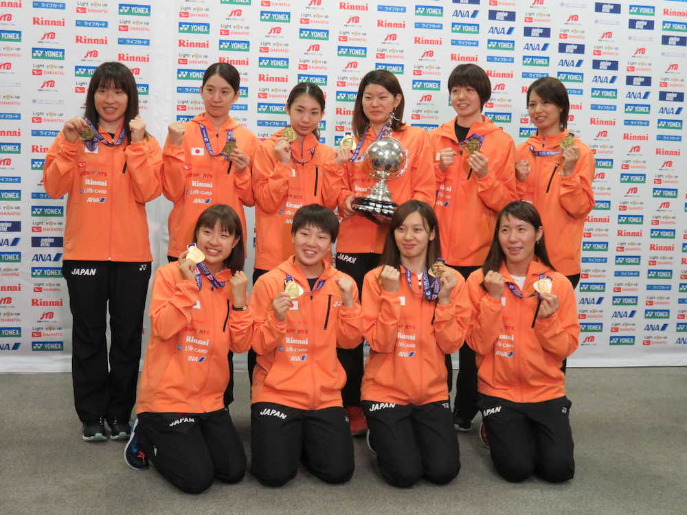 帰国した日本女子。（前列左から）奥原、山口、高橋沙、佐藤（後列左から）田中、米本、松友、高橋礼、広田、福島　　　　　　　　　　　　　　　　　　　　　　　　　　　　　　　