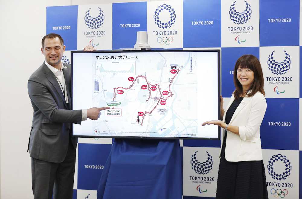 五輪のマラソンのコースマップを掲げる組織委の室伏広治スポーツ局長（左）と高橋尚子さん