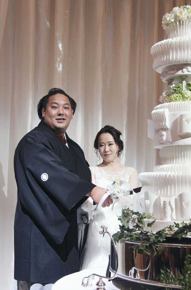 披露宴でケーキ入刀をする大相撲の幕内旭大星（左）と芳恵夫人