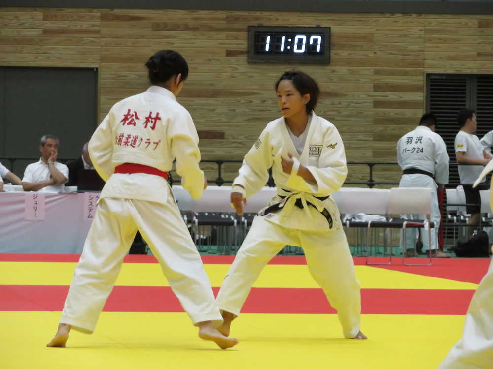 柔道の全日本実業団体対抗で１６年リオ五輪以来の復帰を果たした女子５７キロ級の松本薫（右）