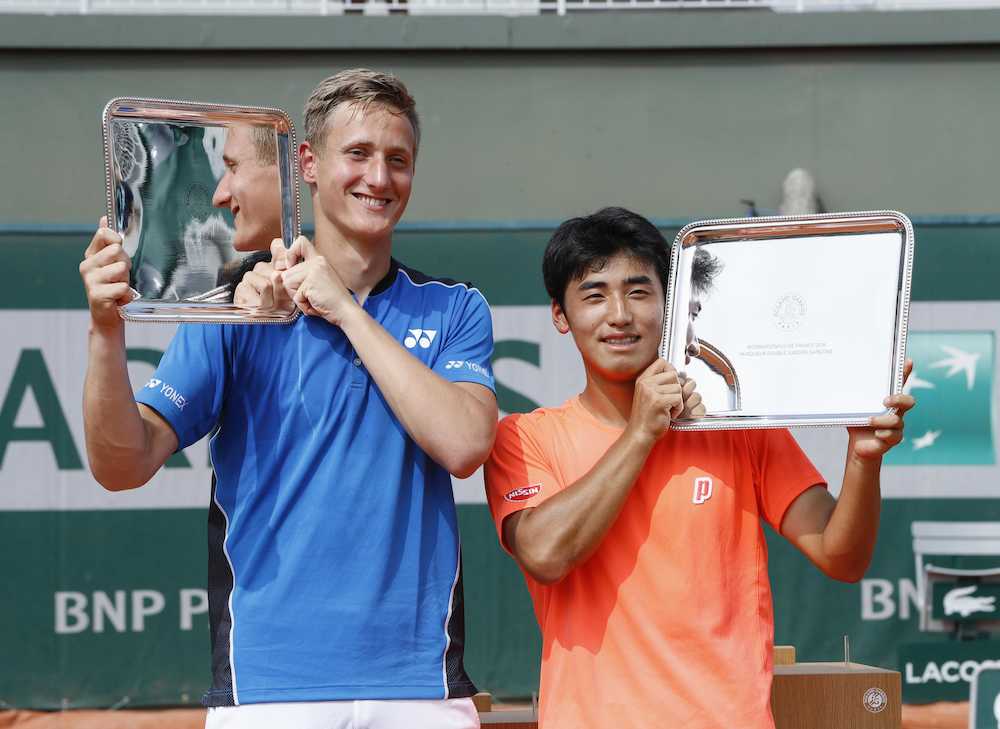 ジュニア・男子ダブルスで優勝し、喜ぶ田島尚輝（右）とチェコ選手のペア