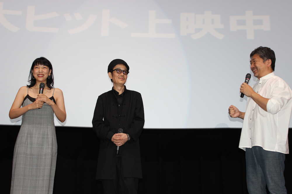 大阪市内で舞台あいさつした（左から）安藤サクラ、リリー・フランキー、是枝裕和監督