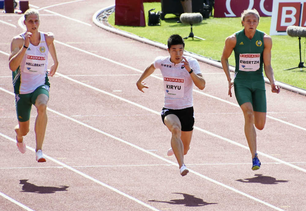陸上ＤＬ第６戦　男子１００メートルの１レース目で１０秒２５をマークした桐生（中央）