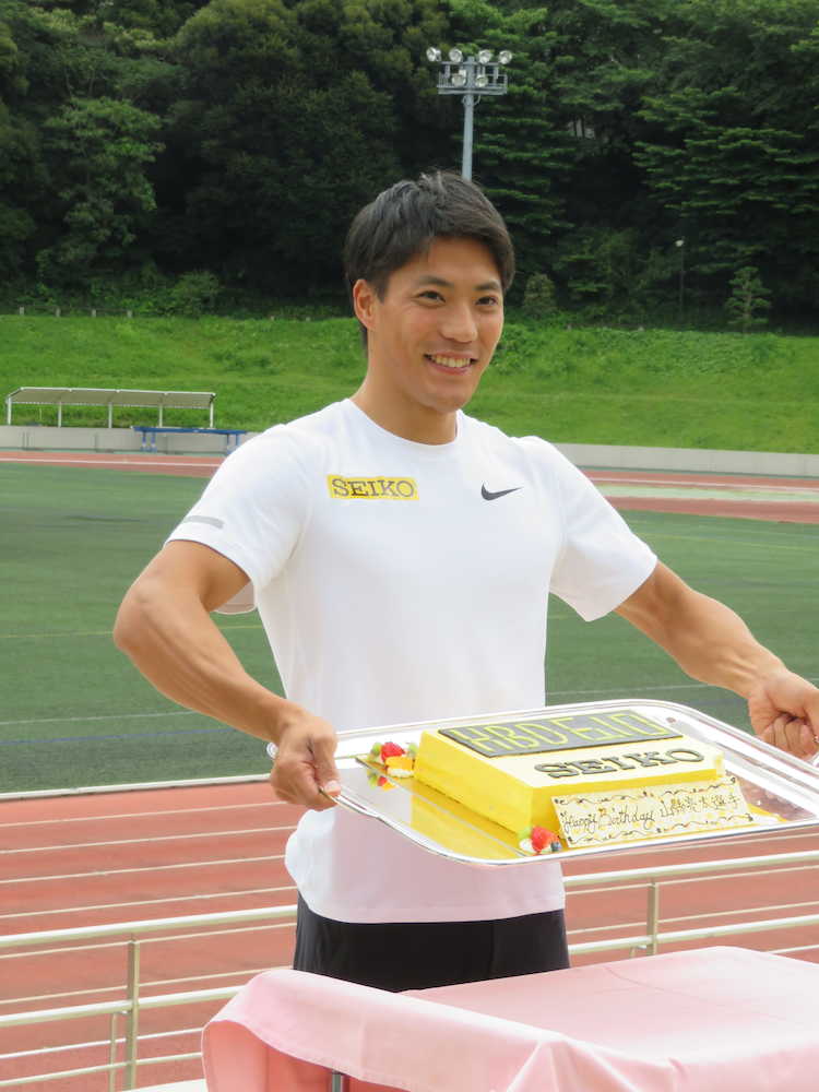 山県、２６歳の抱負は「チャンピオン」　福島からサプライズケーキ