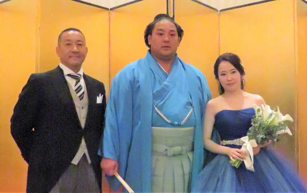 結婚披露宴で並ぶ（左から）旭大星の父・大串浩さん、旭大星、芳恵夫人