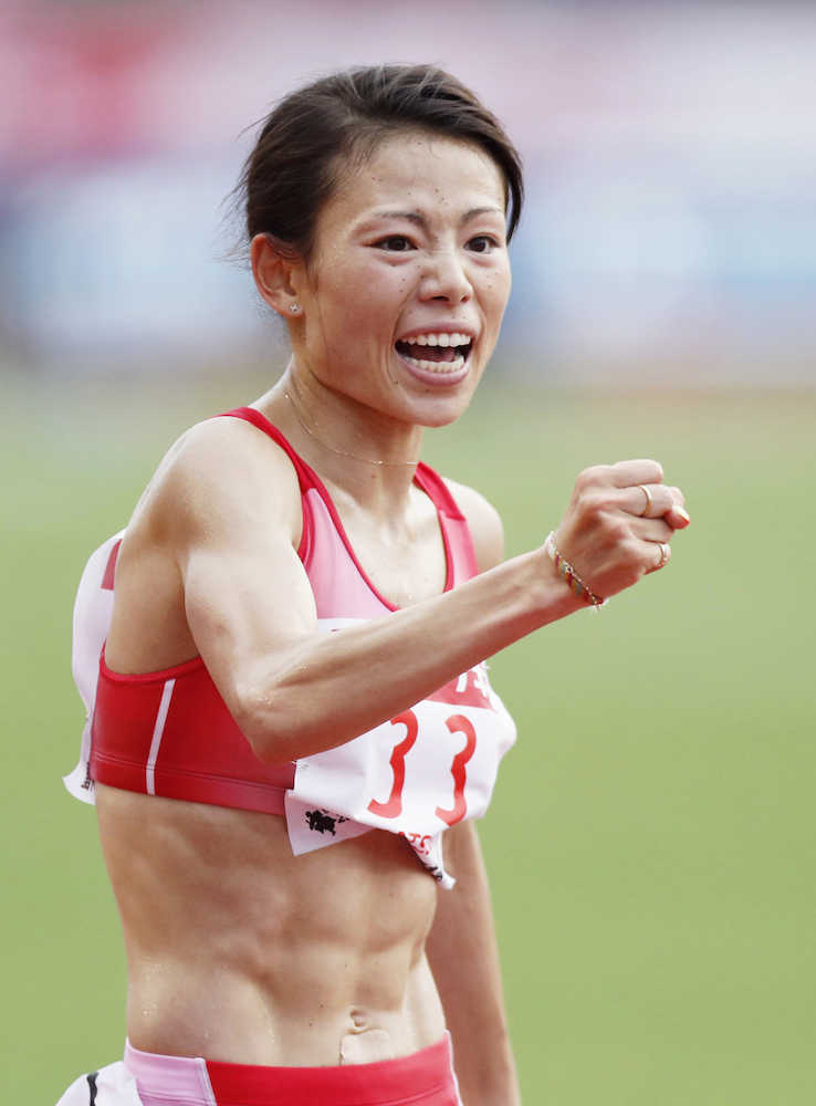 女子１万メートルで優勝し、ガッツポーズする松田瑞生