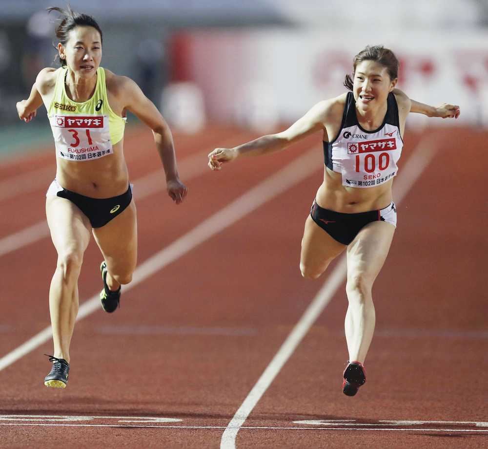 陸上日本選手権女子１００メートル決勝　１１秒６４で初優勝した世古。左は２位の福島