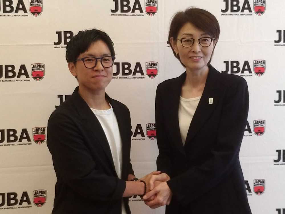 日本バスケットボール協会のアンバサダーに就任した大神雄子さん（左）と三屋会長