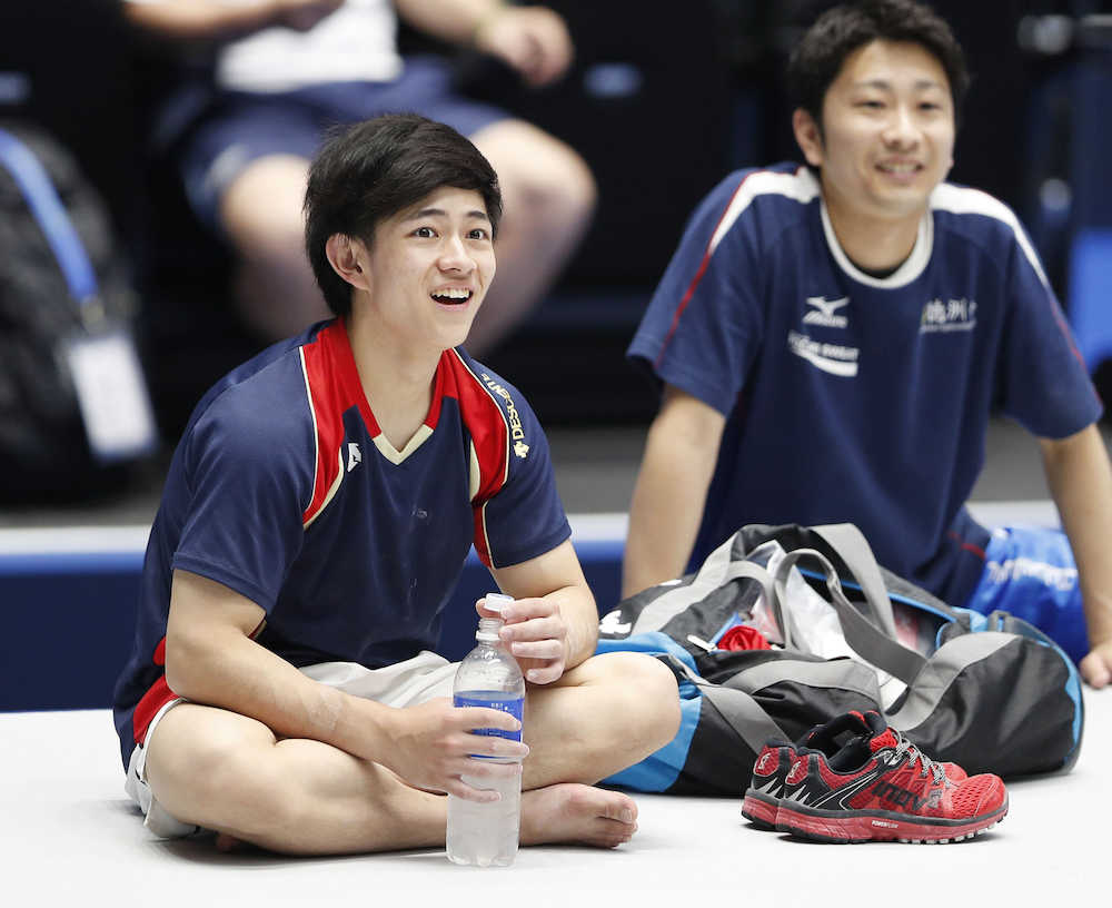 公式練習で笑顔の谷川翔（左）